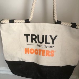 Truly/Hooters beach tote
